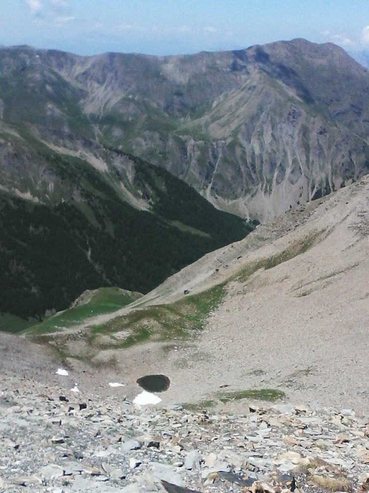 un petit lac , cotÃ© Grand Vallon , depuis la crÃªte- au 2/3 du parcours environ