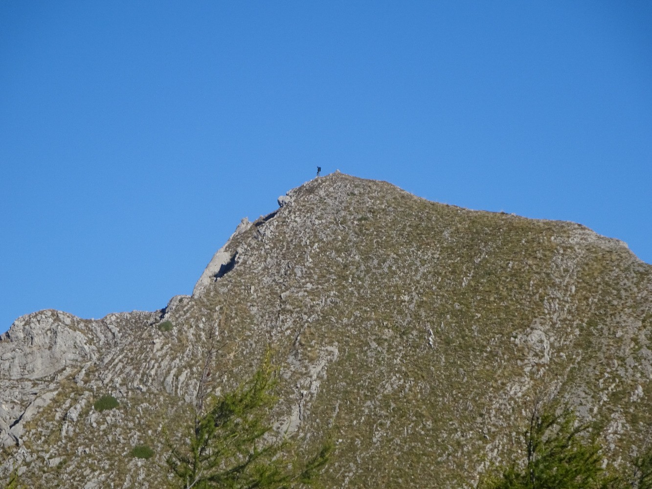 Un randonneur au sommet de la montagne de Chaudun