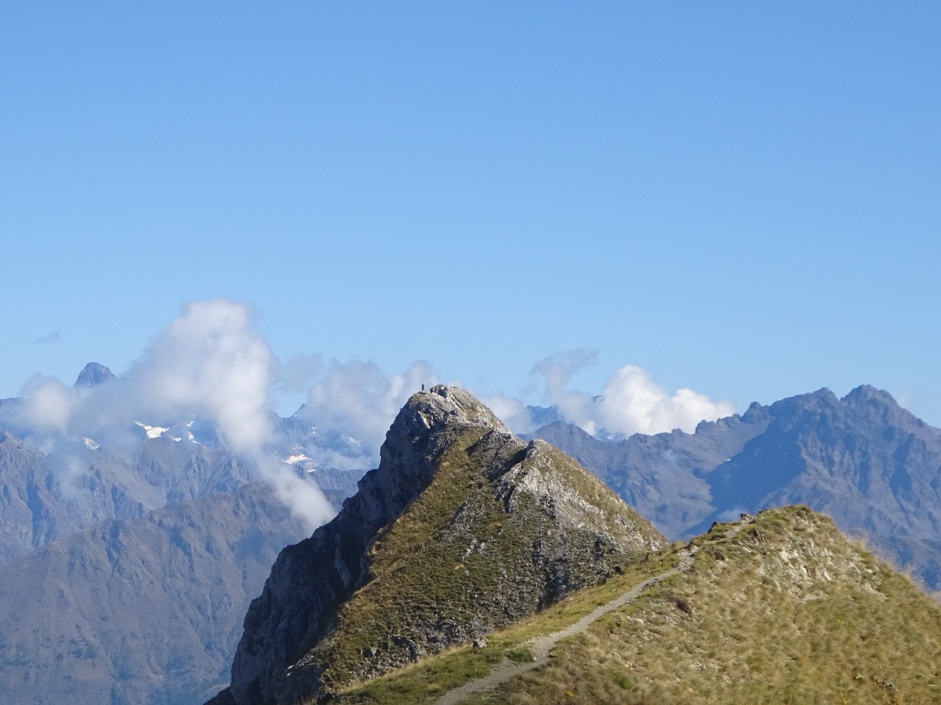 Un randonneur au sommet du pic de l'Aiguille