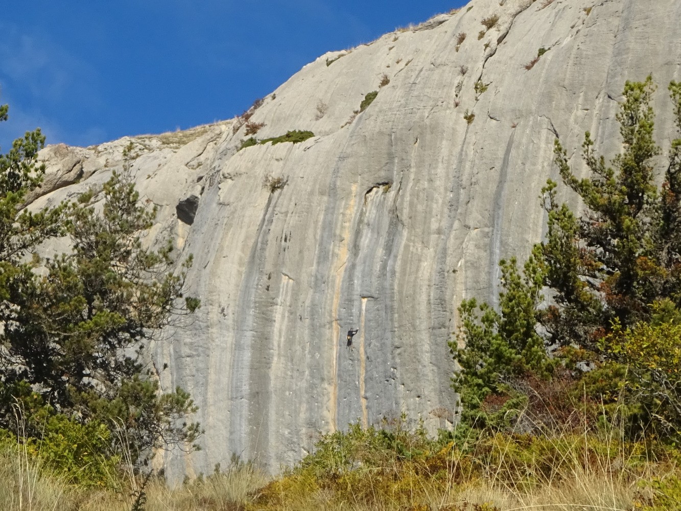 Un varappeur dans la falaise