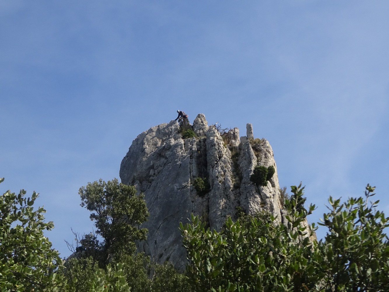 Un varappeur en haut des Dentelles Sarrasines