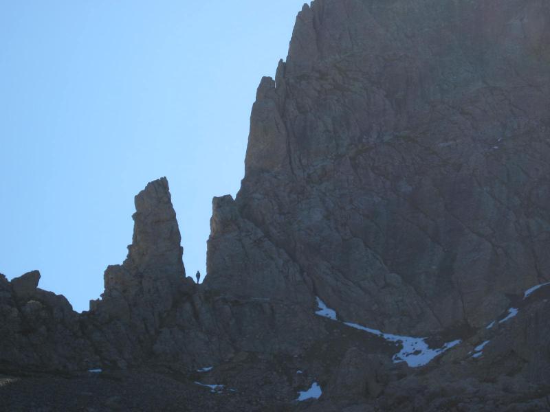 un alpiniste à pied d'oeuvre