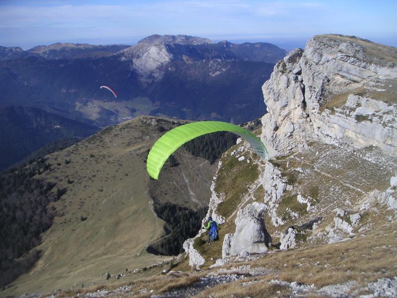 un des nombreux parapentistes