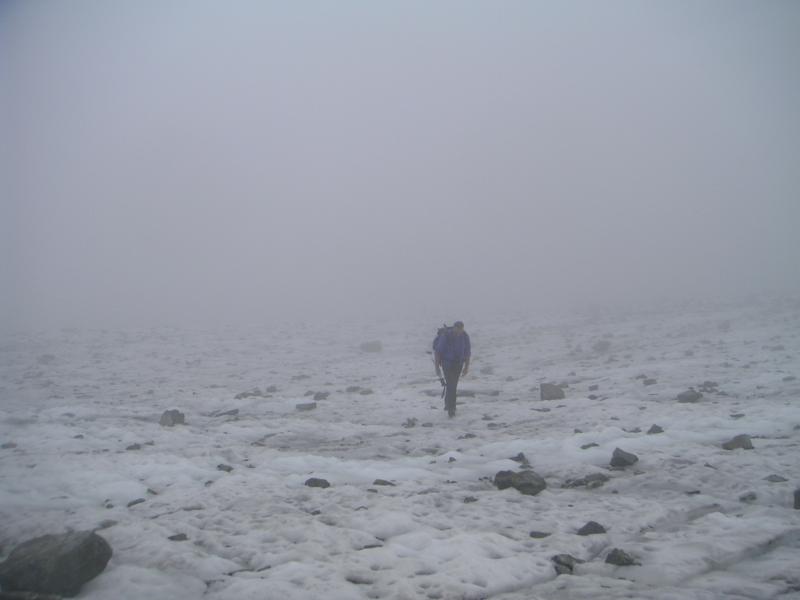 un glacier et du brouillard