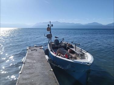 Une barque sur l’eau 