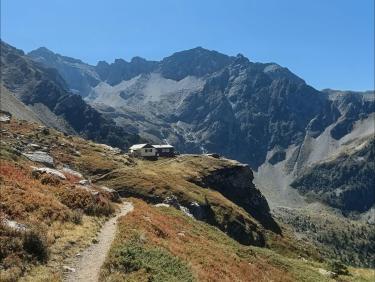 Une cabane sur un promontoire 