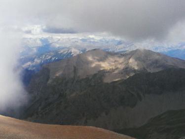 une Ã©chancrure dans la brume: tete de soleil -boeuf et tÃªte de l&apos;hivernet ; 2e plan queyras sud et haute -ubaye