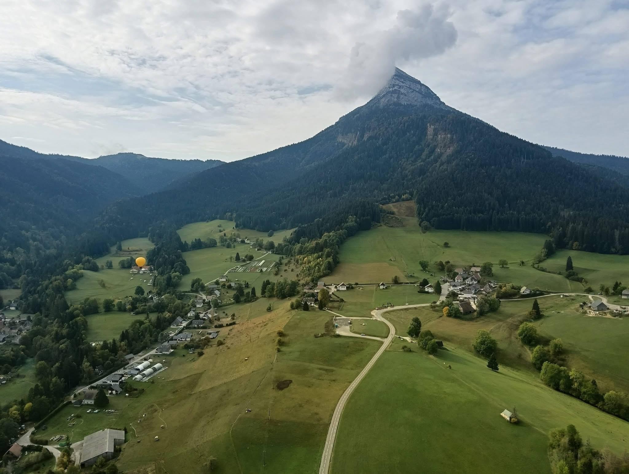 Une montgolfière se cache dans cette photo
