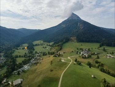 Une montgolfière se cache dans cette photo