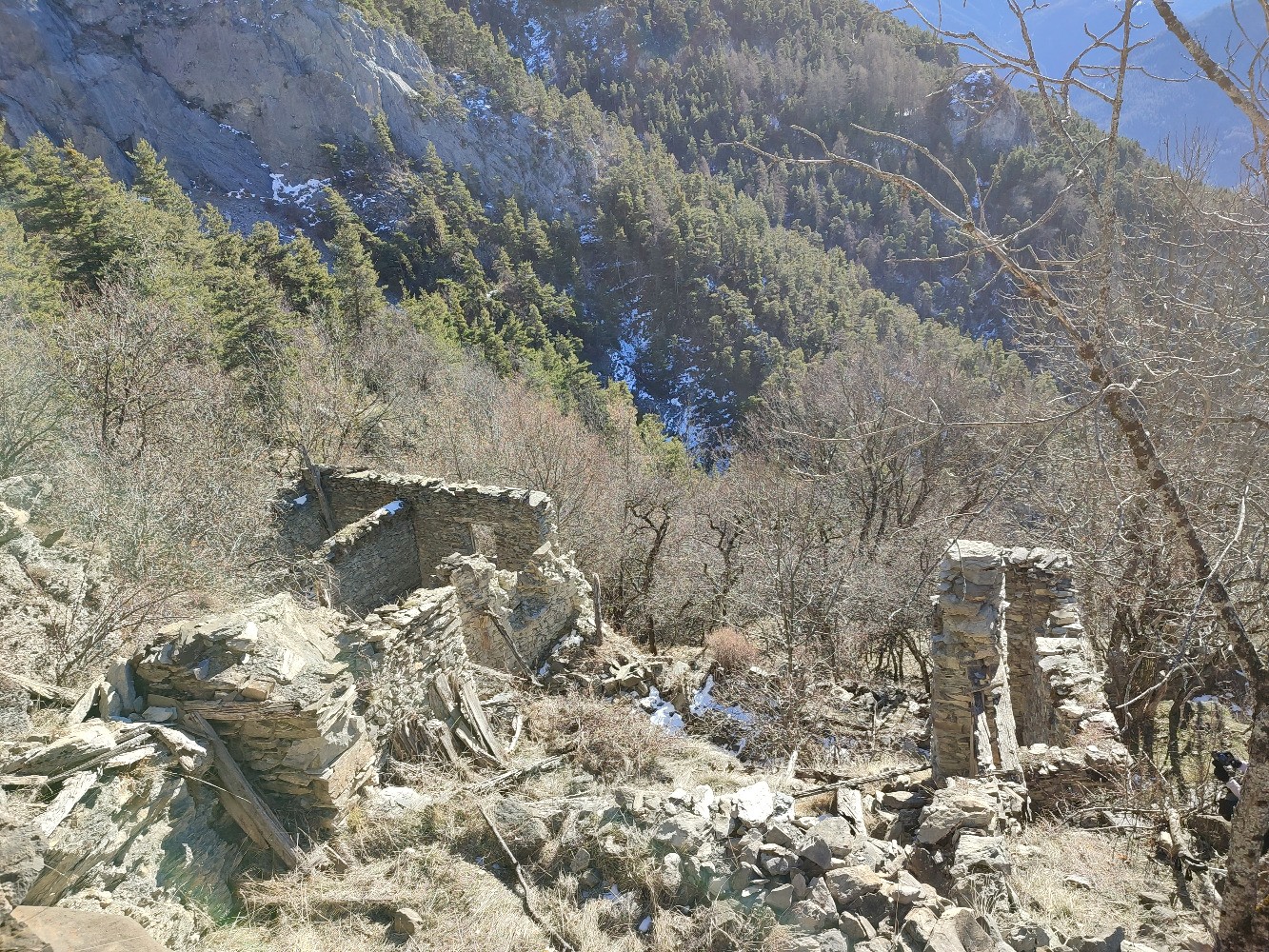 Une des maisons ruinées de la Lauze