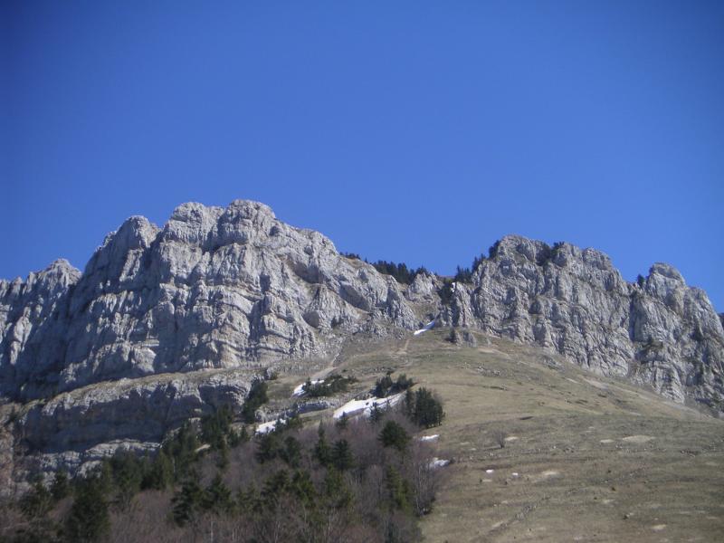 une langue de neige occupe encore la cheminée