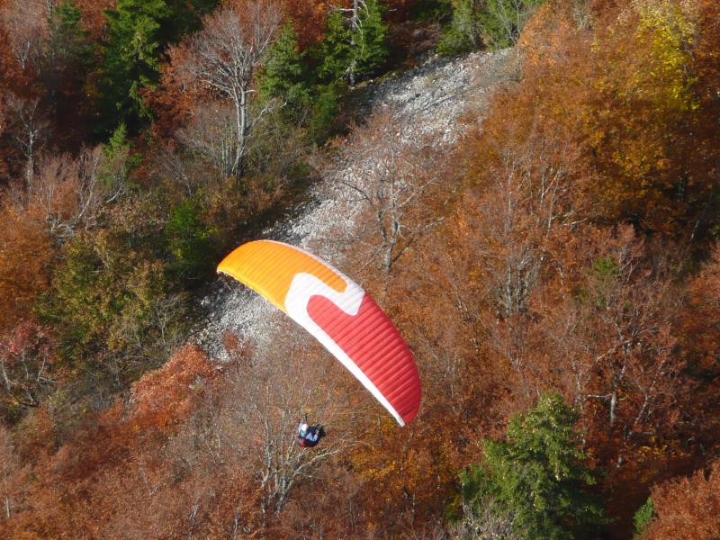 Voile rouge sur fond rouge