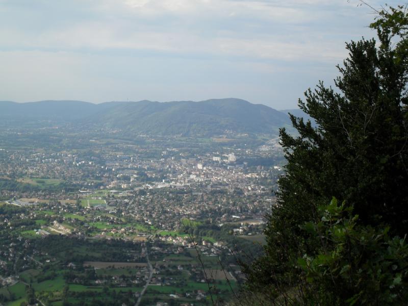 Voiron dominé par la tour d'Oyeu