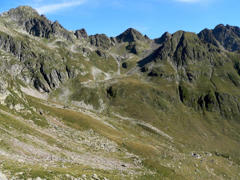 Vue en face sur le col de la Lavoire