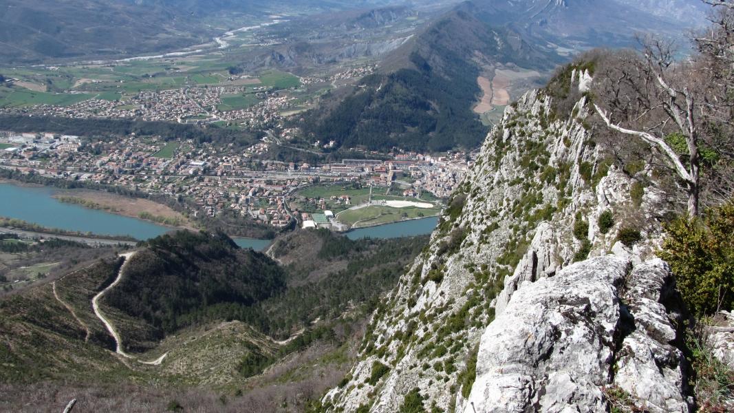 Vue plongeante depuis le sommet.