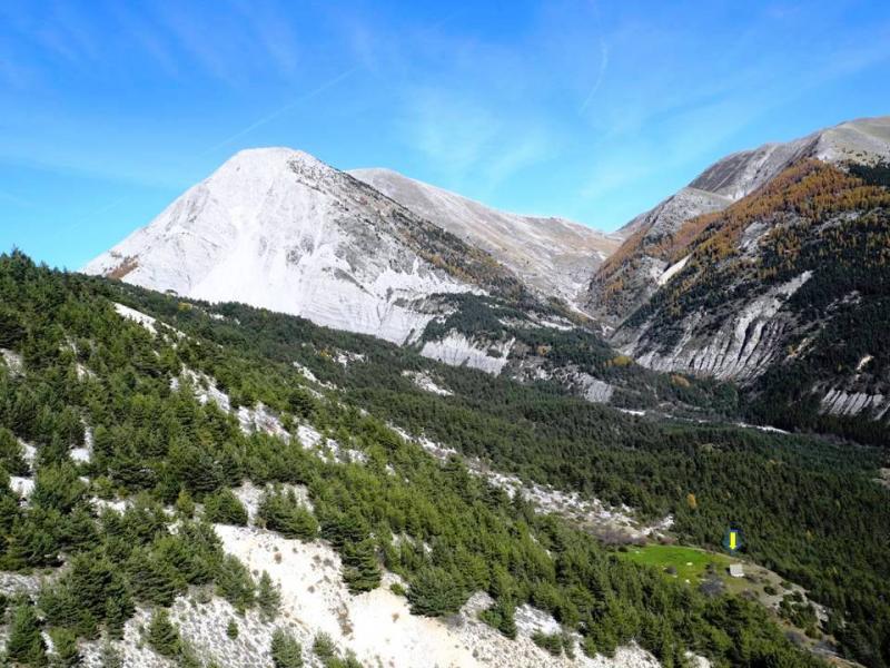 Vue plongeante sur la cabane du MÃ¨le (flÃ¨che)