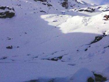verrou rocheux visible au milieu de la photo - presque une tÃªte de bonhomme de neige : yeux et bouche...