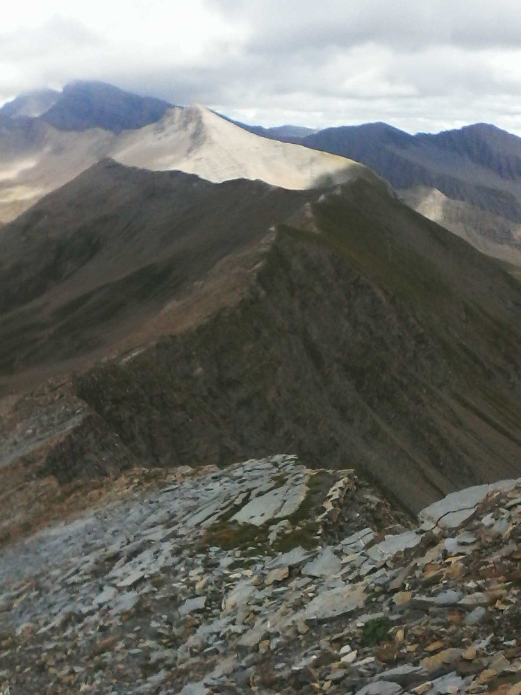 vers la fin de la crÃªte - on aperÃ§oit Ã  D la pente Ã  gravir au dessus du lac de la dent ,dans la zone la plus herbeuse 