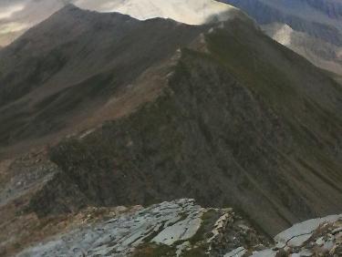 vers la fin de la crÃªte - on aperÃ§oit Ã  D la pente Ã  gravir au dessus du lac de la dent ,dans la zone la plus herbeuse 