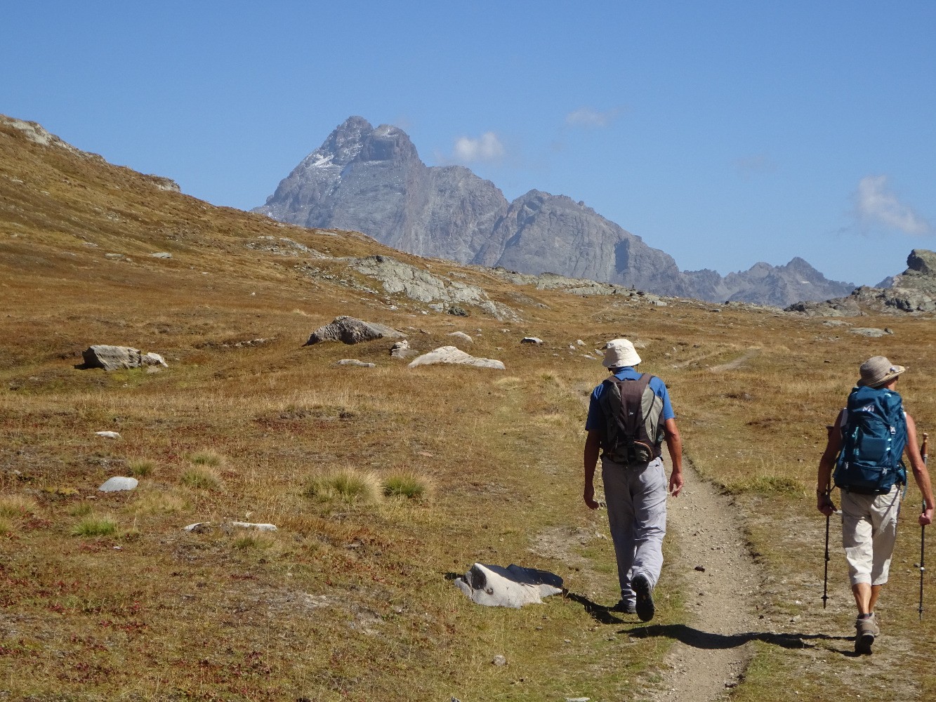 Vers le col de Longet, avec au loin le Mont Viso