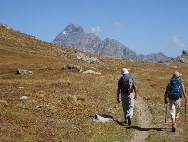 Vers le col de Longet, avec au loin le Mont Viso