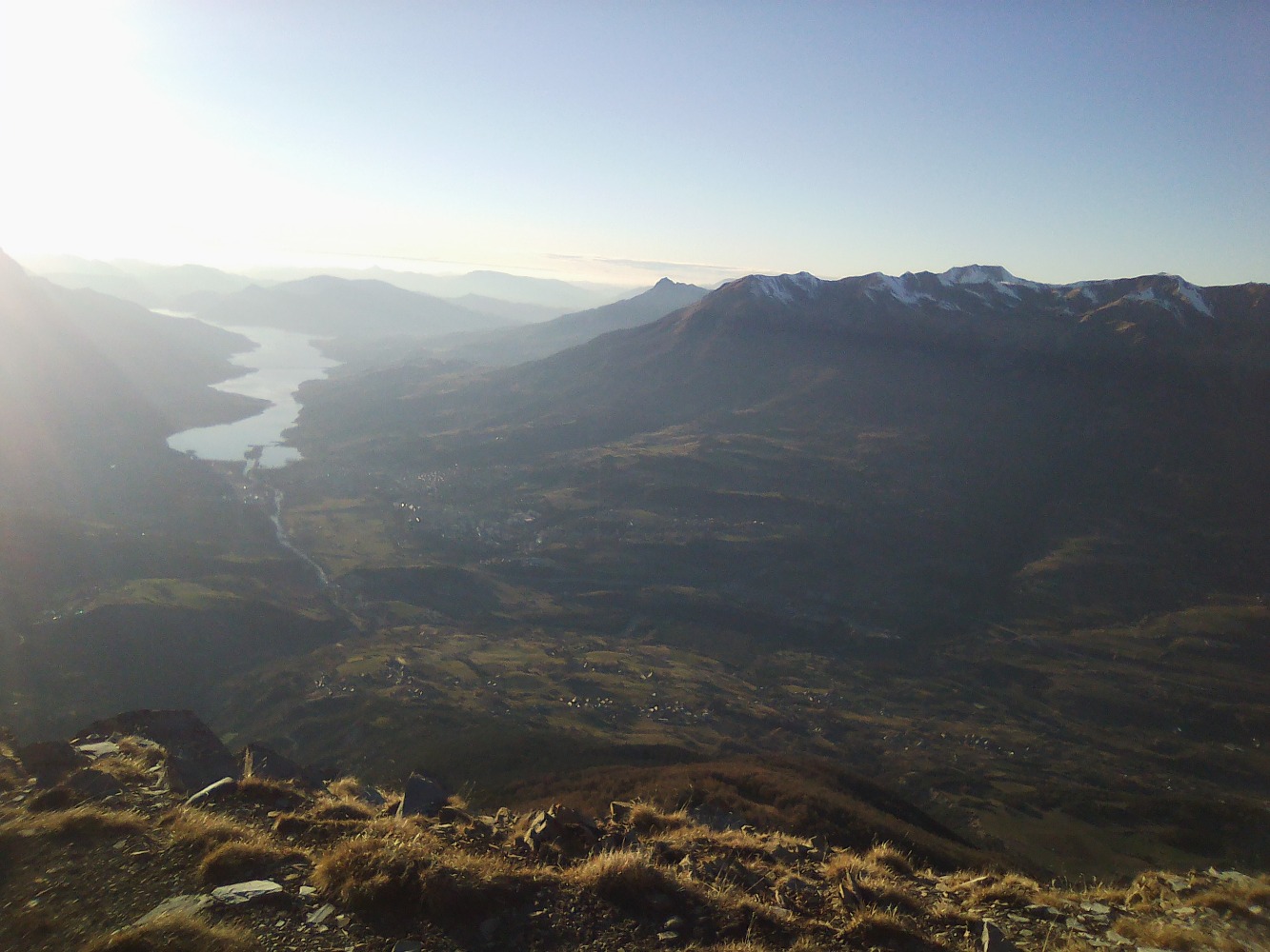vers le lac de serre-ponÃ§on , aiguilles de chabriÃ¨res au fond , mt guillaume et pointe de serre qui dÃ©passe ( il est dÃ©ja 16 h !)