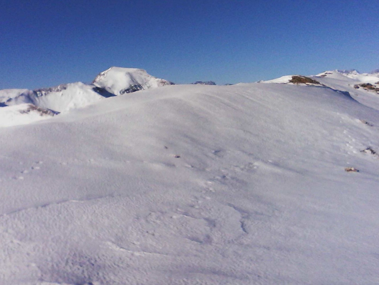 vers le mourre froid  et la pointe de serre Ã  g ; beaucoup de vent  glacial depuis l'arrivÃ©e sur la crÃªte