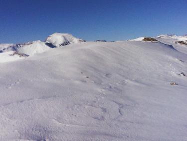 vers le mourre froid  et la pointe de serre Ã  g ; beaucoup de vent  glacial depuis l&apos;arrivÃ©e sur la crÃªte