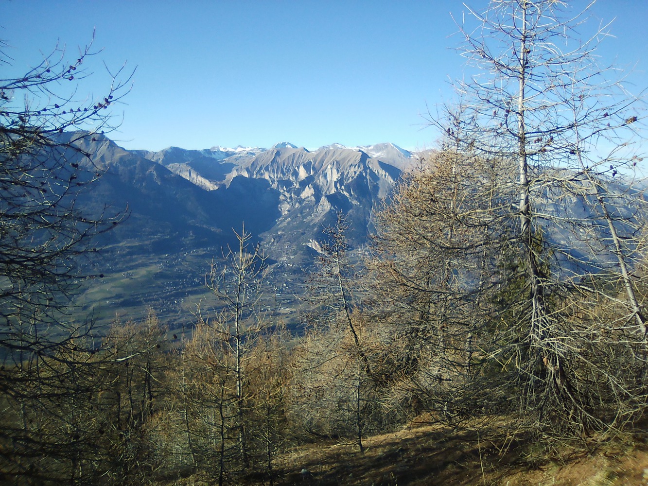 vers le vallon du Rabioux ; dÃ©passent  de g Ã  d : petit pinier- tÃªte du couleau- pic de rochelaire-tÃªte de vautisse
