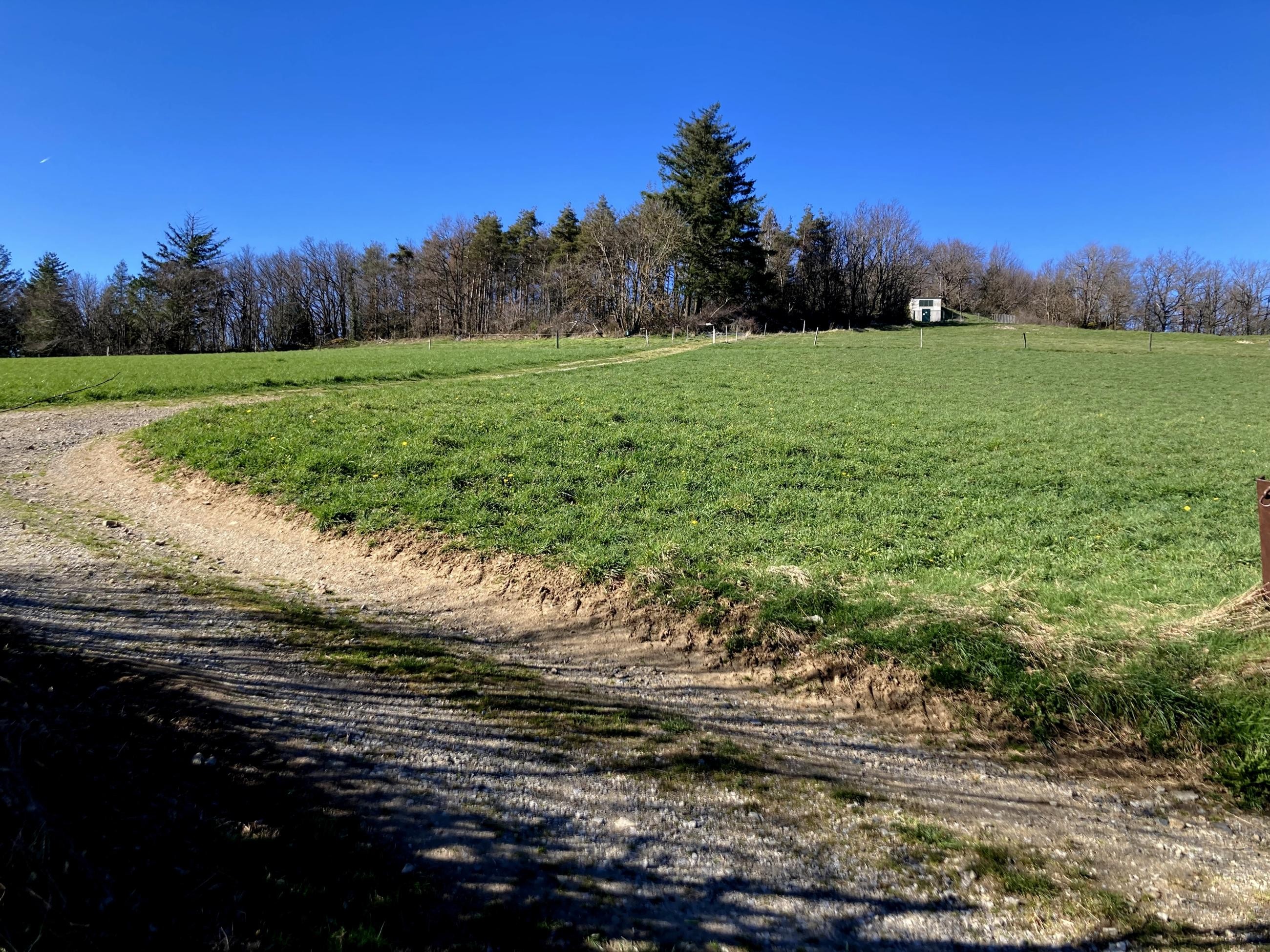 Vers le réservoir d'eau du Grand Châtelard