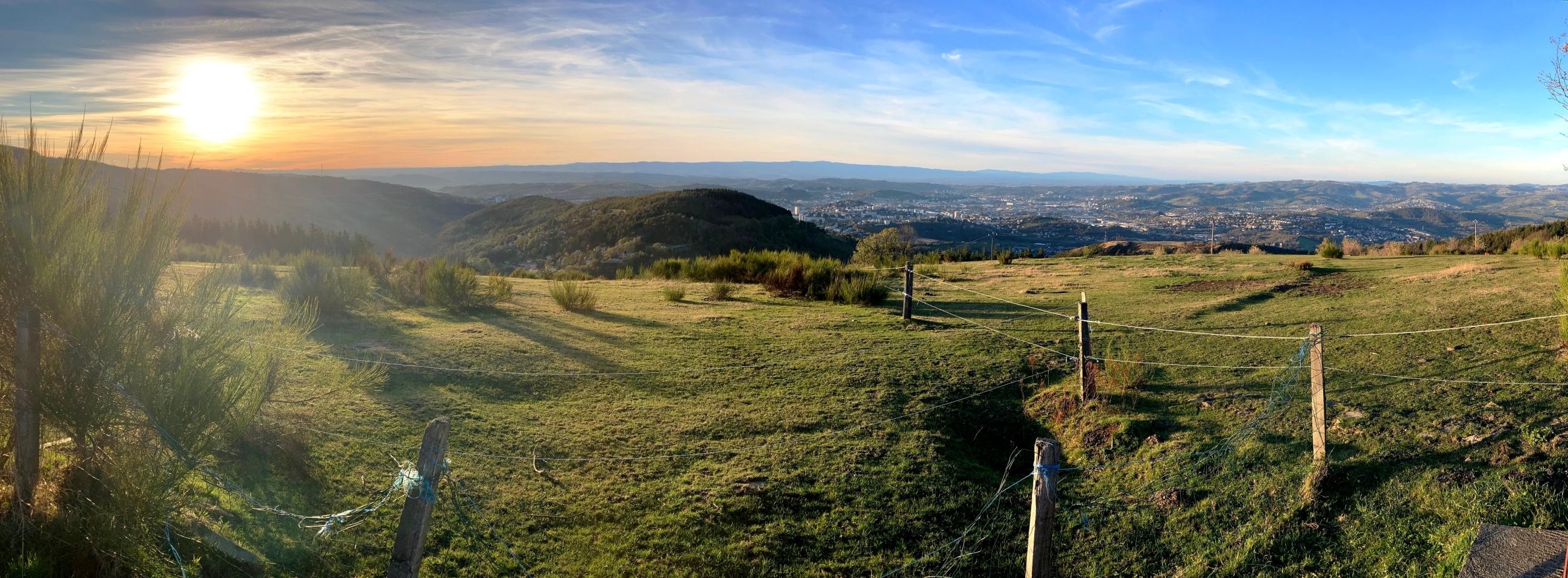 Vers Sainté (caché derrière la colline), les Monts du Forez et du Lyonnais
