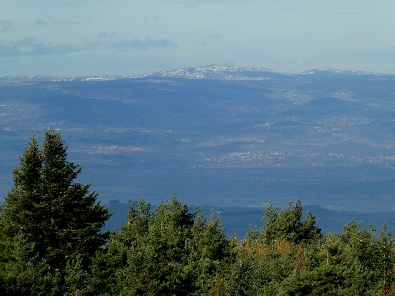 Versant sud de Pierre-sur-Haute encore bien poudrÃ©