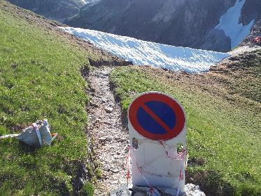 Vestige de panneau d'interdiction au sommet