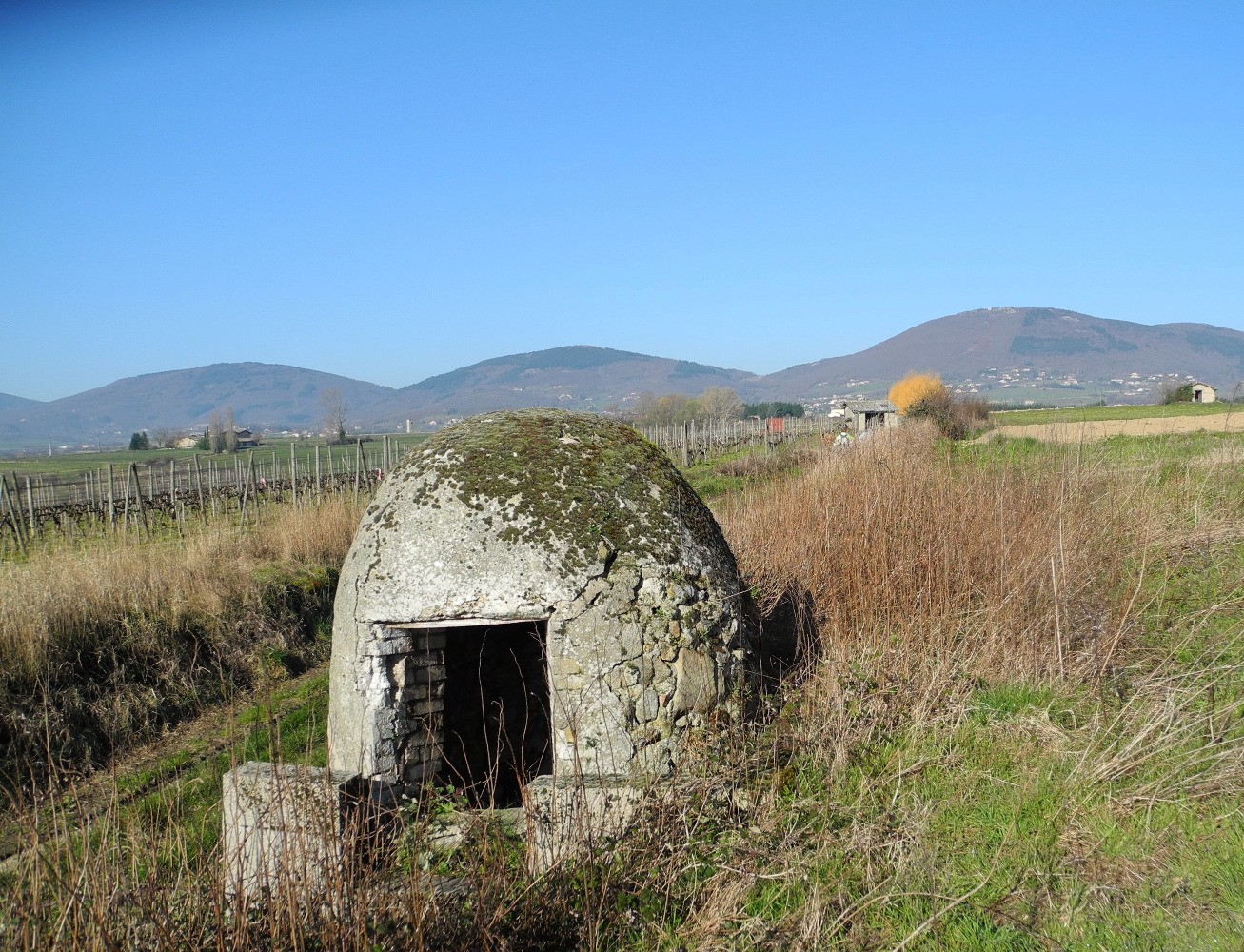 Vieux puits et Mont Monnet (au fond Ã  droite)
