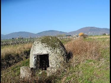 Vieux puits et Mont Monnet (au fond Ã  droite)