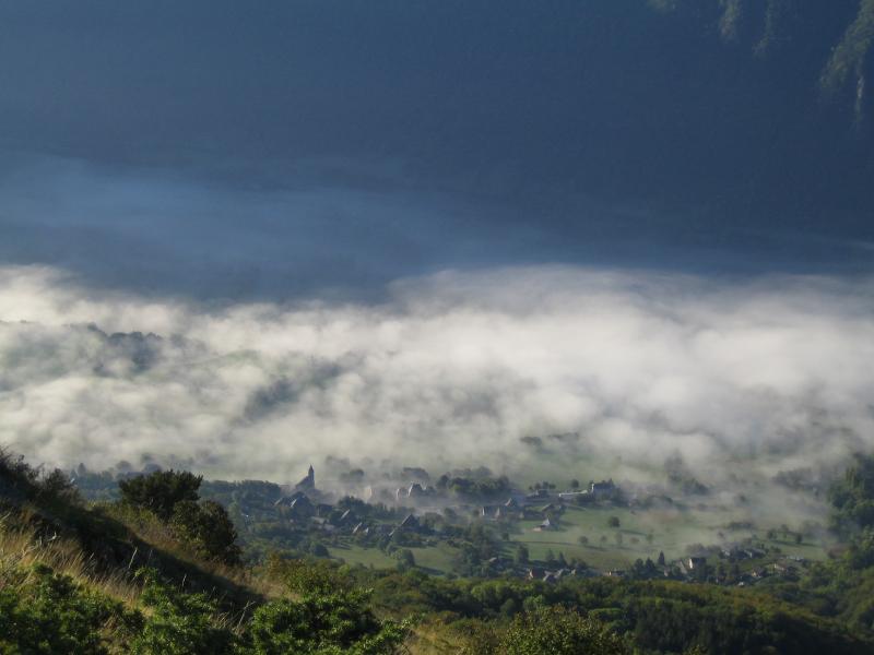 village sortant des brumes