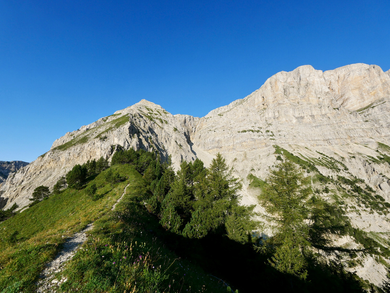 Depuis le haut de la CÃ´te de Quinquambaye, l'arÃªte du Petit Veymont et la vire qui se dÃ©voile au milieu de la falaise.