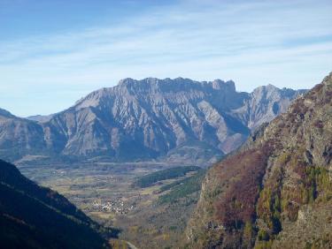 La muraille du Devoluy au bas de la vallÃ©e 