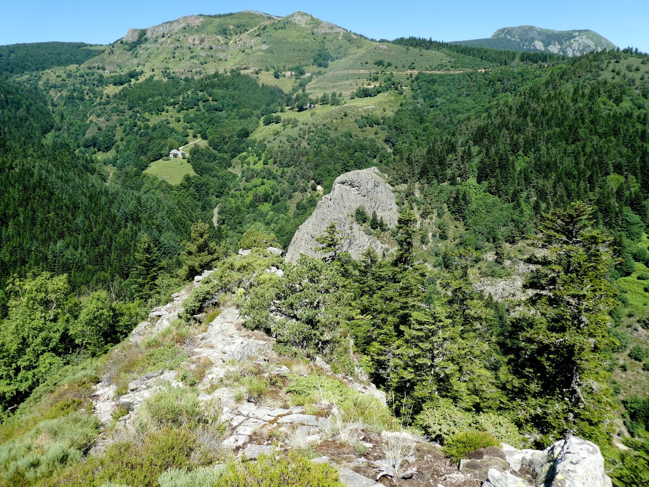 Vue arriÃ¨re depuis l'arÃªte (MÃ©zenc Ã  droite)