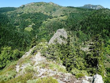 Vue arriÃ¨re depuis l&apos;arÃªte (MÃ©zenc Ã  droite)