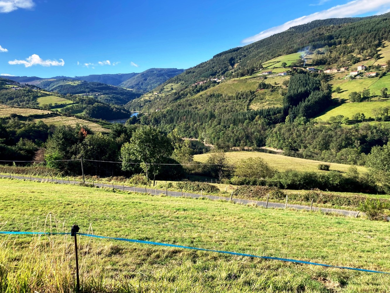 Dans la montÃ©e, vue arriÃ¨re sur les deux lacs