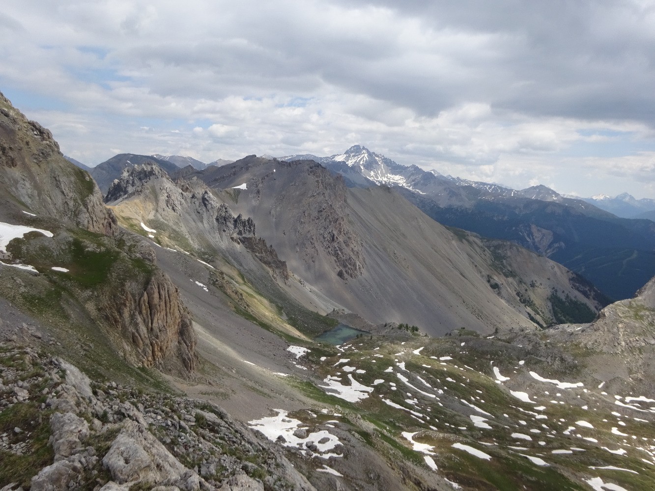 Vue depuis le pic des Esparges Fines: le lac du Lauzon, derriÃ¨re lui le pic du Cros et, au fond, le pic de Rochebrune