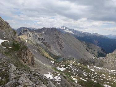 Vue depuis le pic des Esparges Fines: le lac du Lauzon, derriÃ¨re lui le pic du Cros et, au fond, le pic de Rochebrune