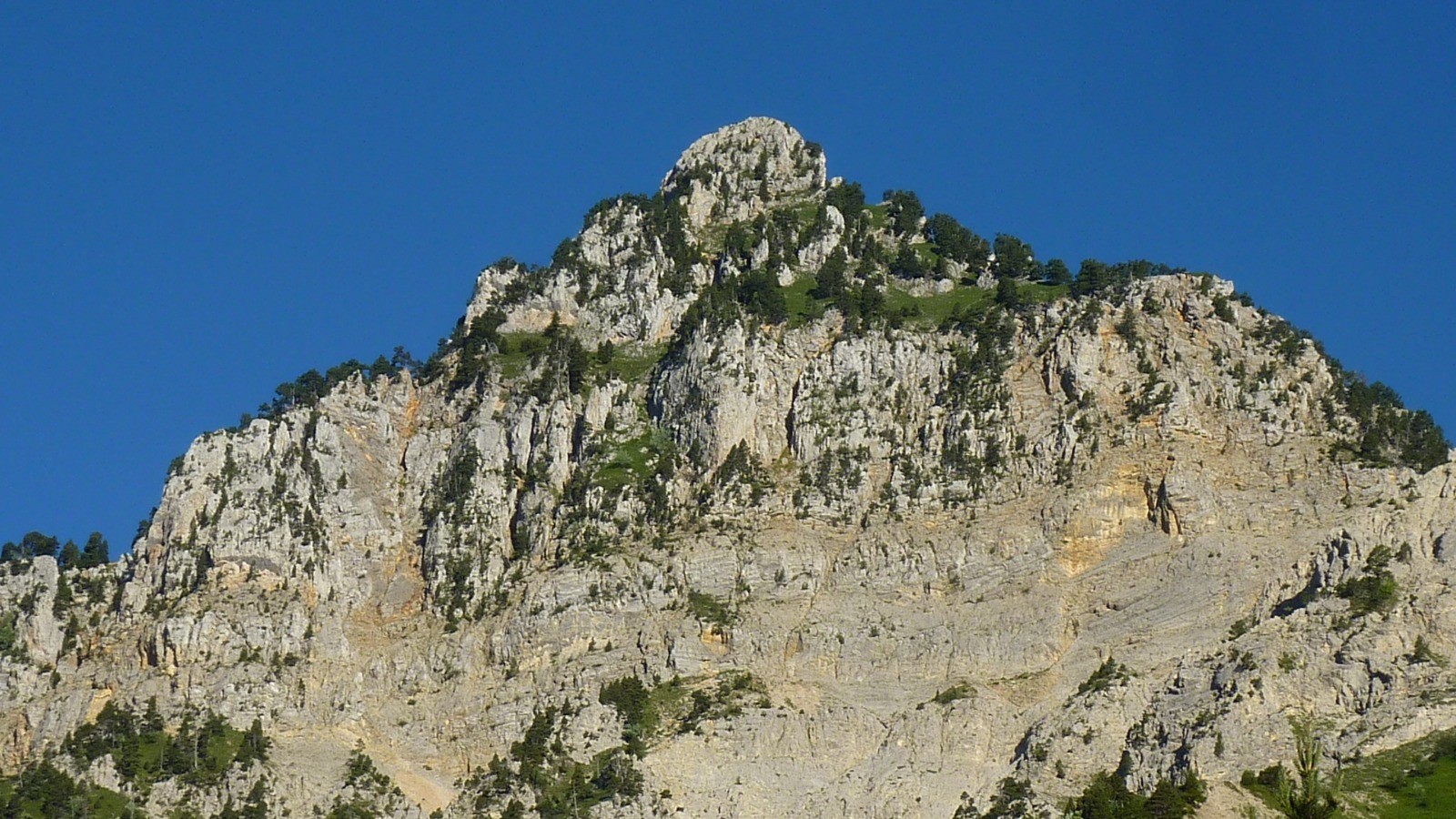 Vue du sommet de Peyre-Rouge depuis le sentier du dÃ©part.
