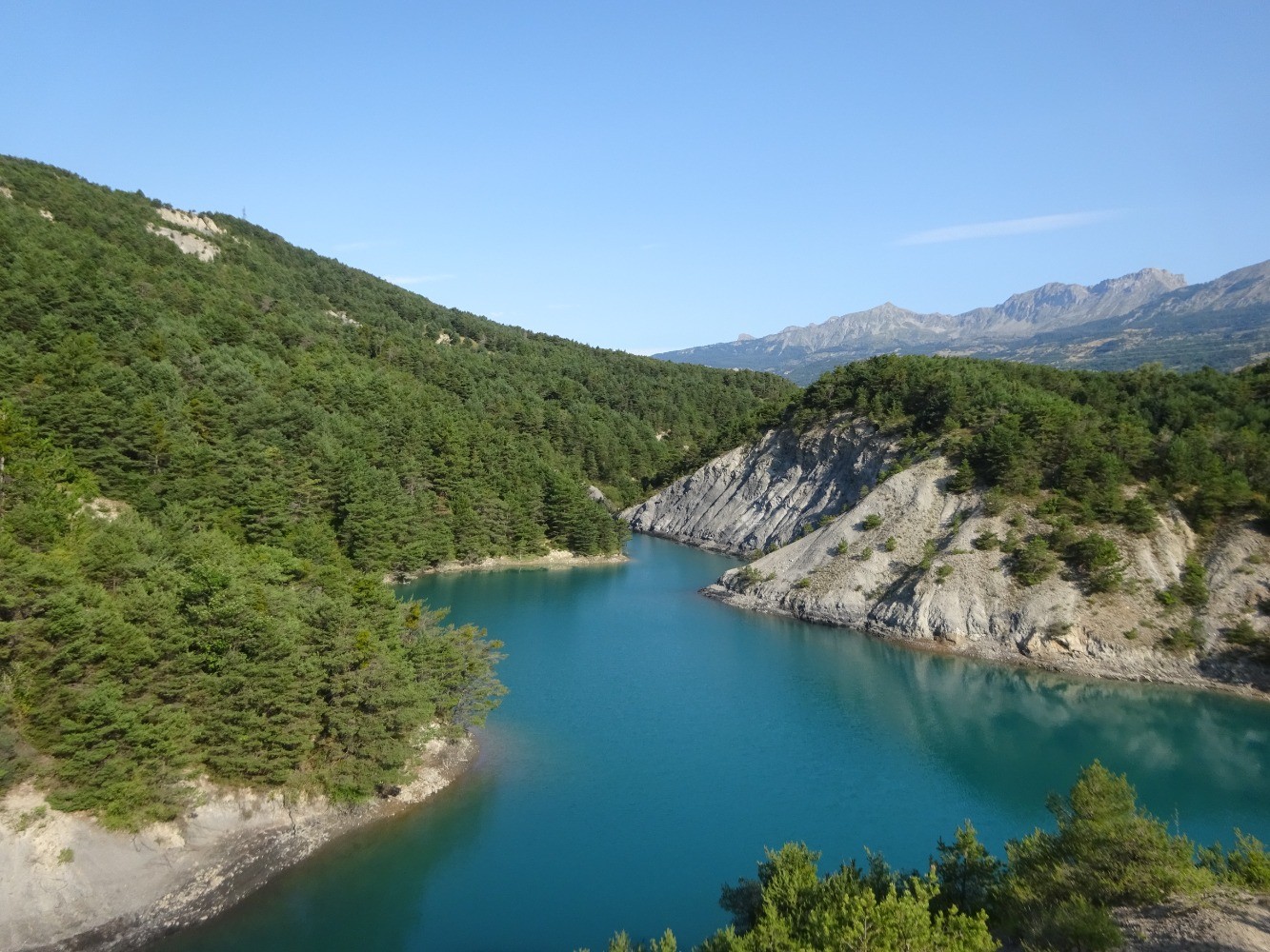 Vue sur une crique du lac de Serre-PonÃ§on