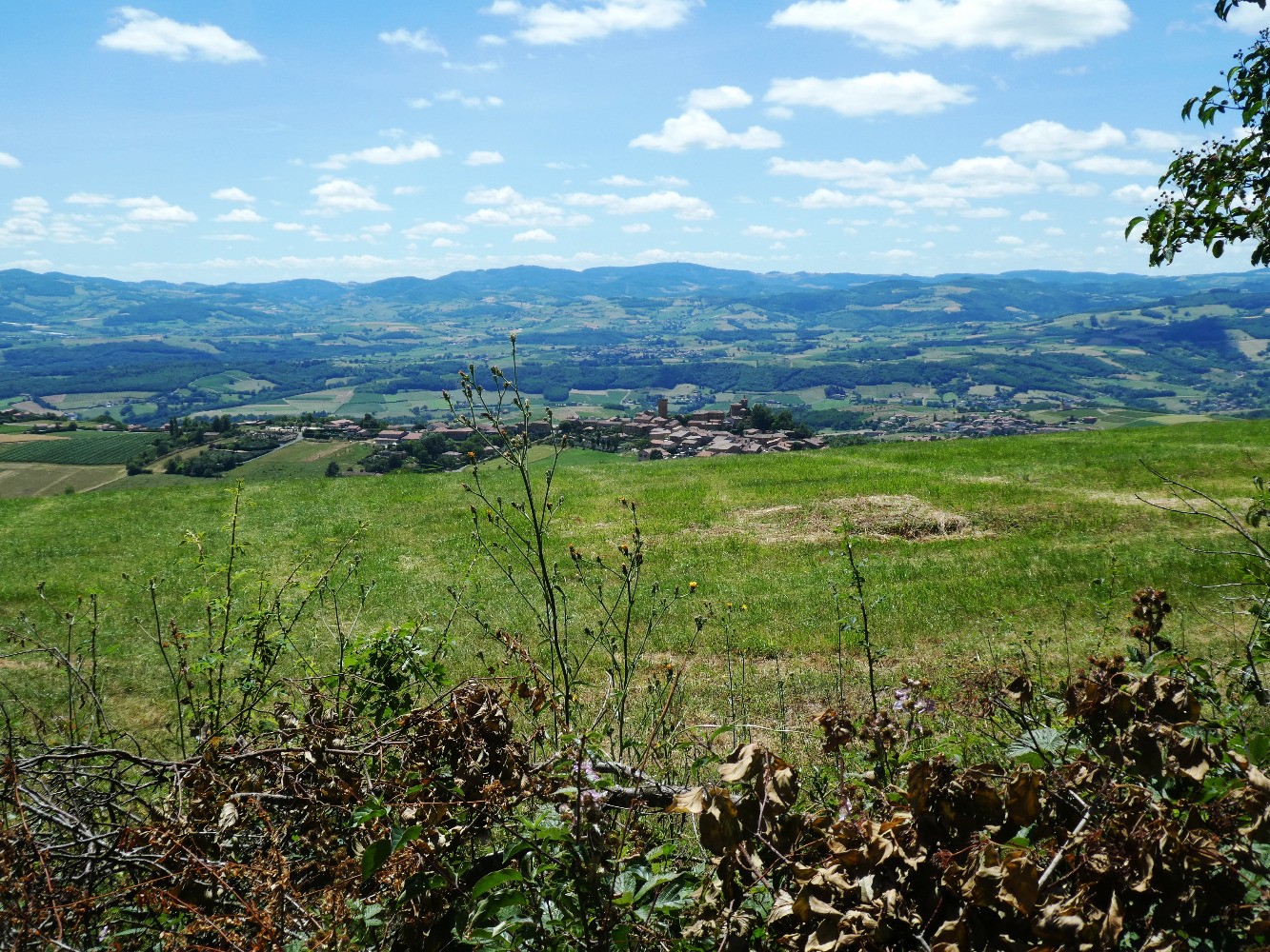 Vue vers l'ouest (Monts de Tarare) depuis le chemin de crête